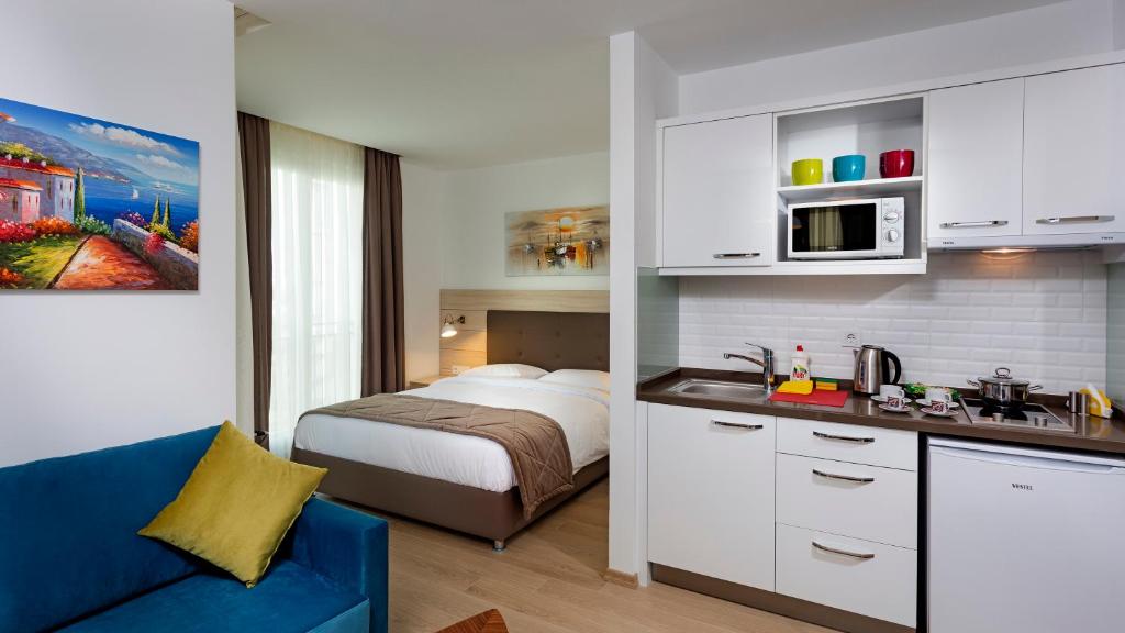 Kuchyň nebo kuchyňský kout v ubytování The Room Hotel & Apartments