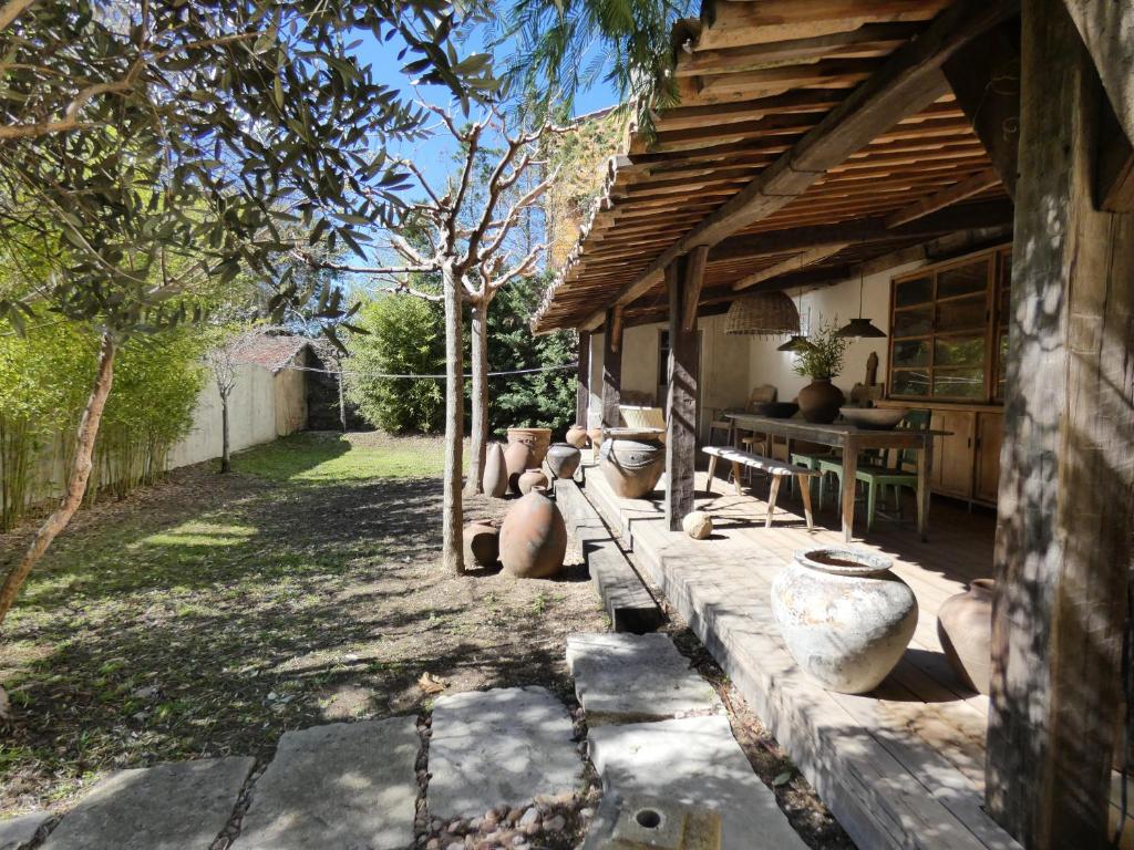 un patio di una casa con tavolo e sedie di The French Village Authentic House a Cogolin