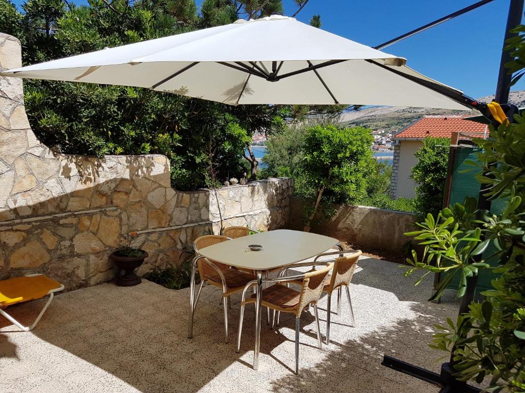 Patio nebo venkovní prostory v ubytování Modern apartment with sea view in Pag, 40 sqm