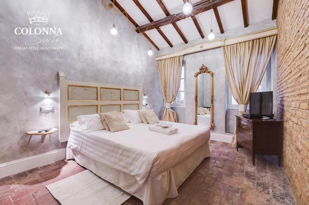 ローマにあるColonna Suite - Rome Spanish Steps Suite & Spaのベッドルーム(大型ベッド1台、テレビ付)
