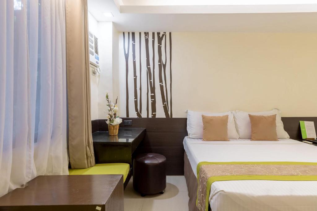 Postel nebo postele na pokoji v ubytování Selah Garden Hotel Manila