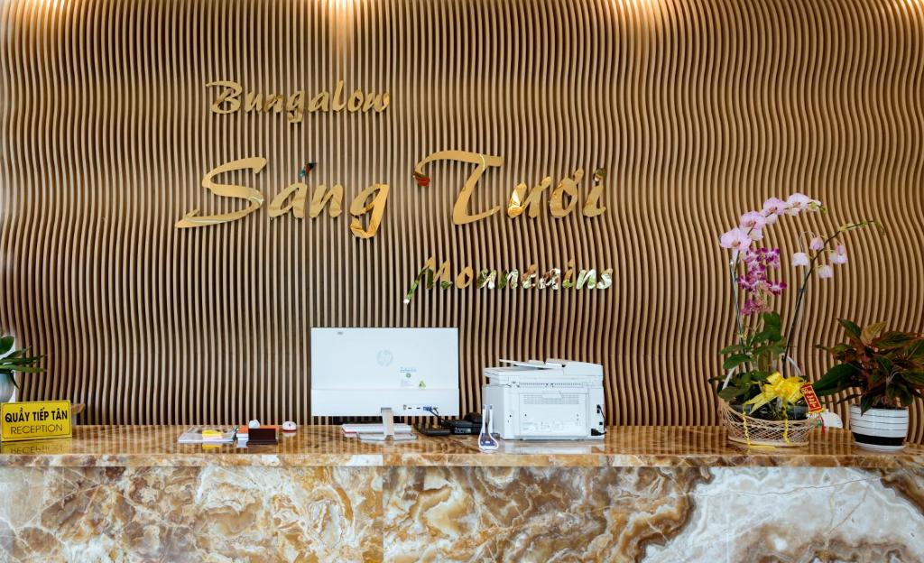 Chứng chỉ, giải thưởng, bảng hiệu hoặc các tài liệu khác trưng bày tại Bungalow Sáng Tươi Mountains