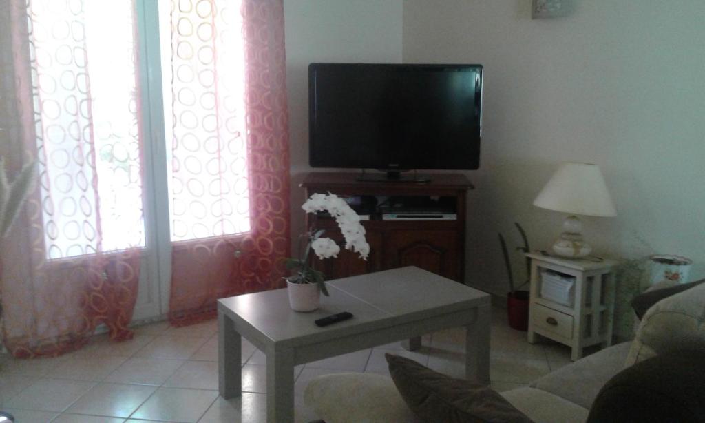 Jolie chambre centre Auterive en direction de Foix à 25 km de Toulouse - Habitación Doble Con Vista Al Jardín