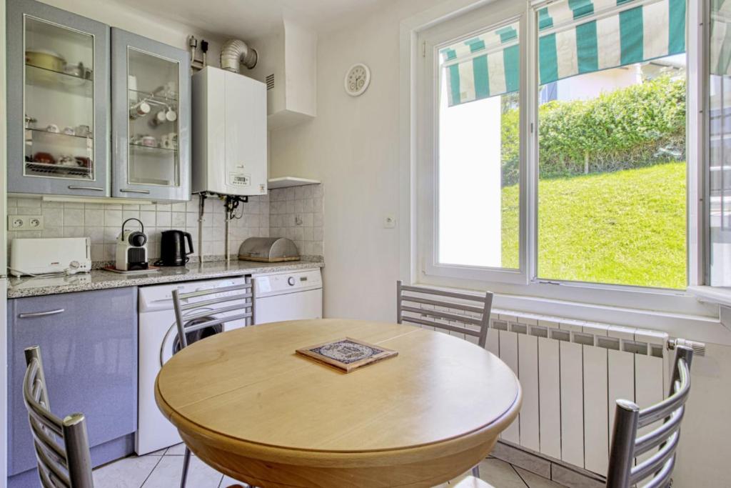 Kuchyň nebo kuchyňský kout v ubytování Appartement des Basques - Welkeys