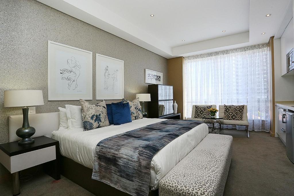 Un dormitorio con una cama grande y una ventana en 304 Sandton Skye, en Johannesburgo