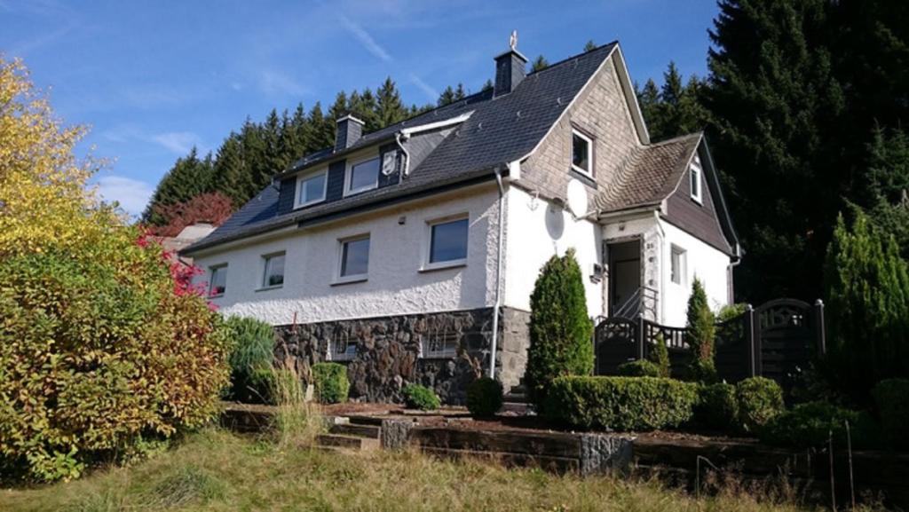 a white house with a black roof at Nettes Lieblingsplatz in Winterberg