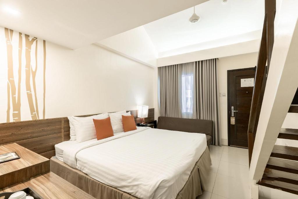 Postel nebo postele na pokoji v ubytování Selah Garden Hotel Manila