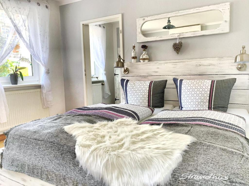 En eller flere senge i et værelse på Ferienwohnungen im Strandhus