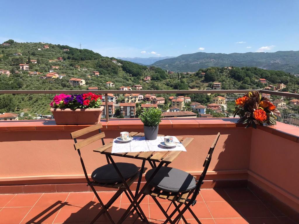 una mesa y sillas en un balcón con vistas en La casa nei carobi, en Arcola