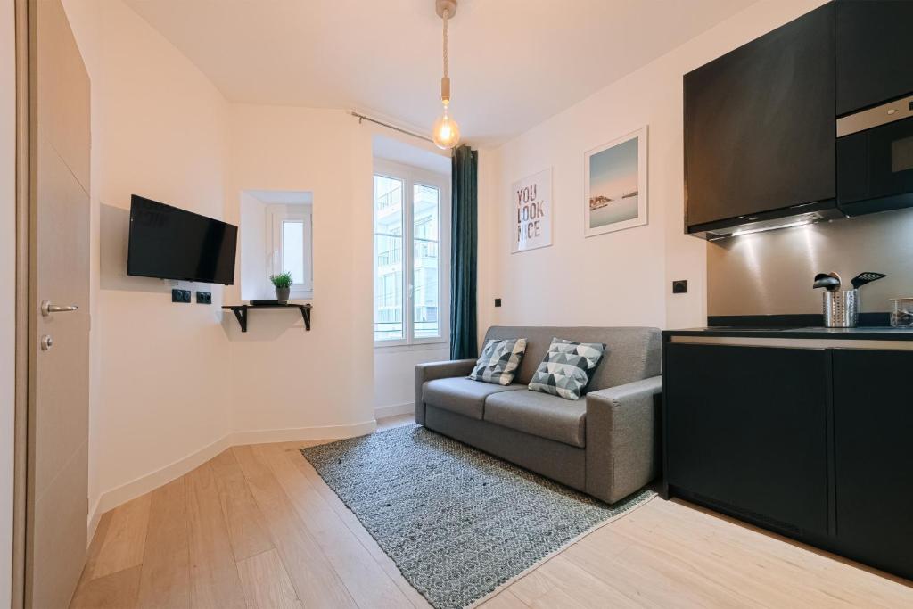 un salon avec un canapé et une cuisine dans l'établissement SMARTBNB - Studio Belles Prestations - Carré d'Or - Climatisé, à Nice