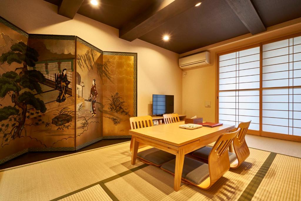 京都市にある北野天満宮 邸宅 the HOUSEの木製のテーブルと椅子のあるダイニングルーム