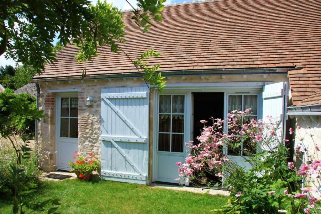 un garaje con puerta y ventana en Maison de 2 chambres avec jardin amenage et wifi a Mardie, en Mardié