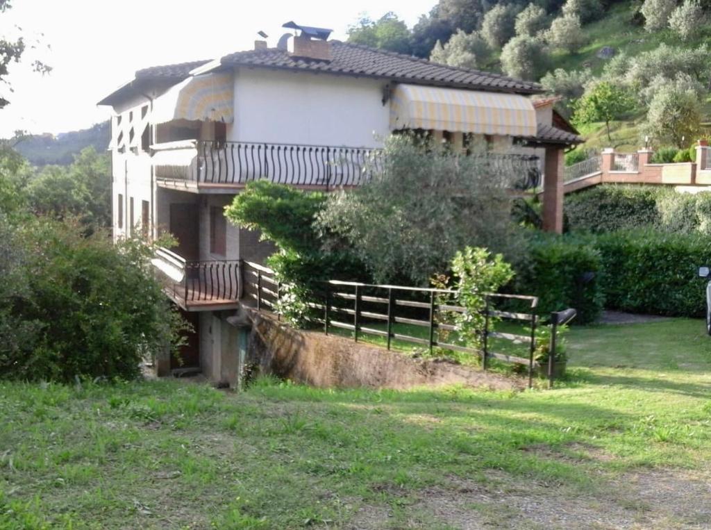 uma casa com uma cerca em frente em Villa Romolina em Coreglia Antelminelli