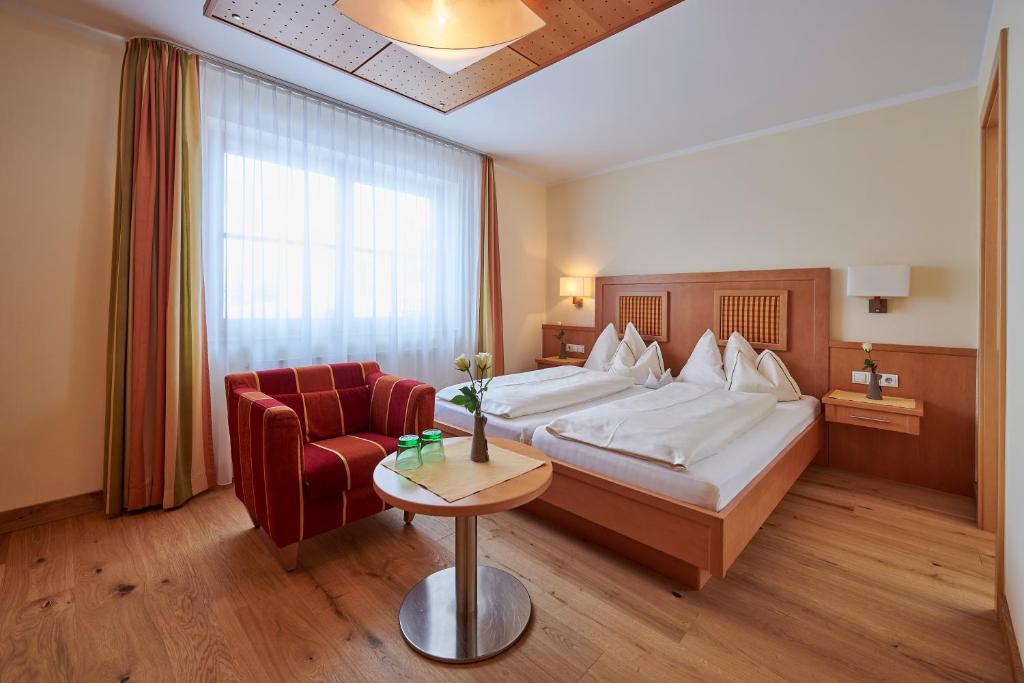 Postel nebo postele na pokoji v ubytování Hotel Mohnenfluh