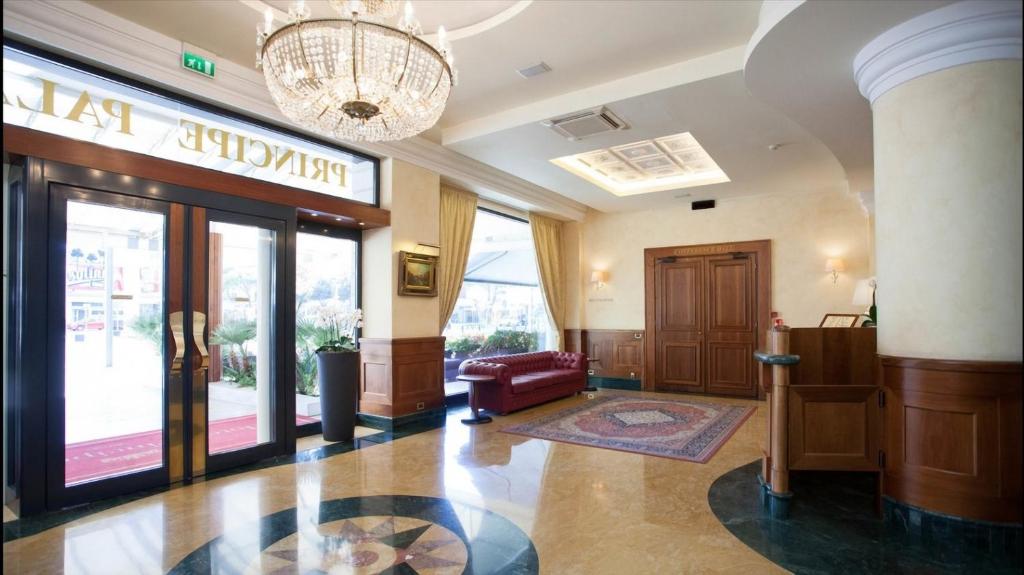 Hotel Principe Palace في ليدو دي يسولو: لوبي مبنى عليه لافته مكتوب عليها ناصح الضرائب