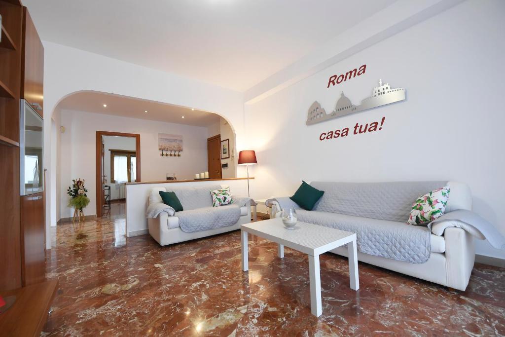 sala de estar con sofá y mesa en Suite art Pigneto, en Roma