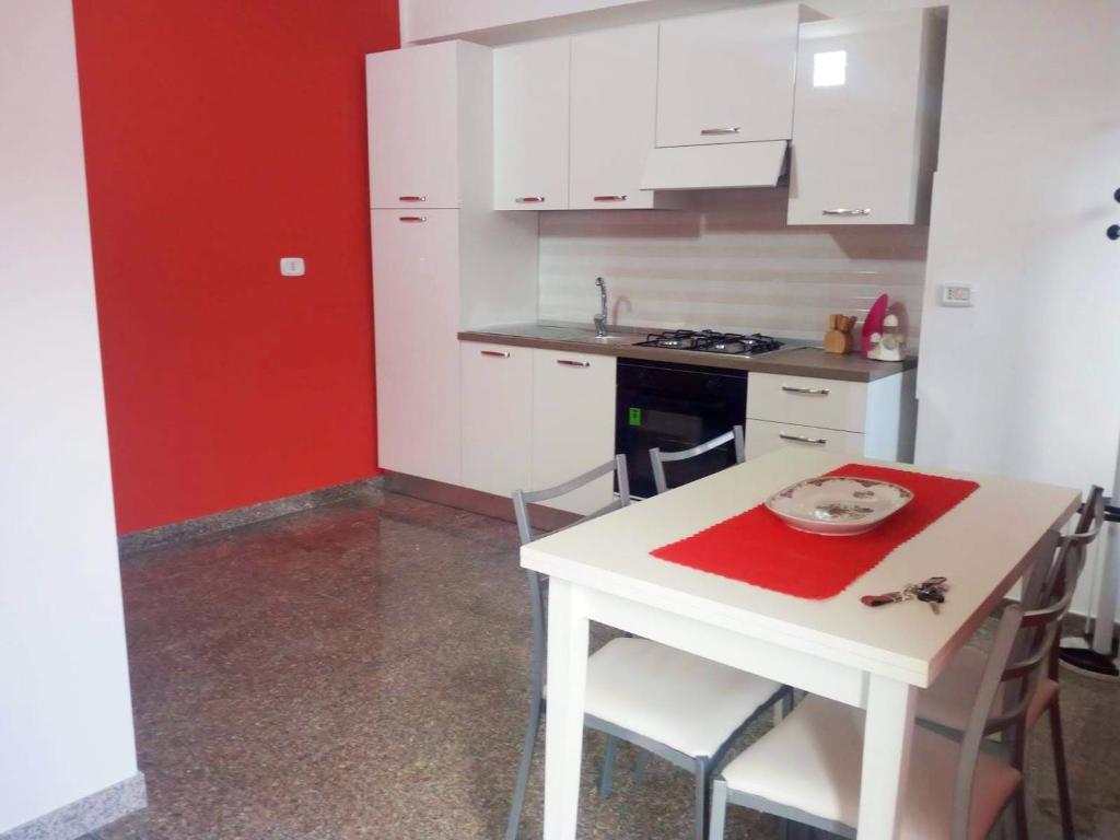 uma cozinha com uma mesa branca com um prato em One bedroom appartement with wifi at Montegiordano 9 km away from the beach em Montegiordano