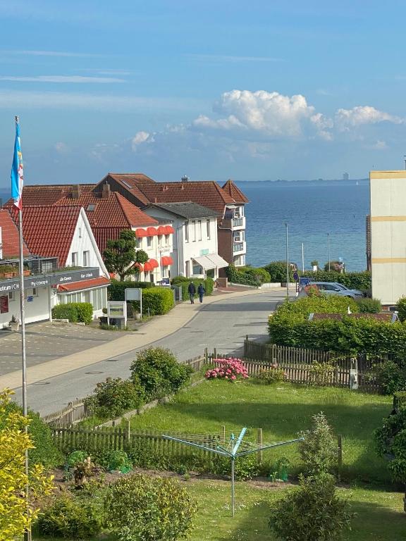 a view of a street with houses and the ocean at Robbe in Sierksdorf