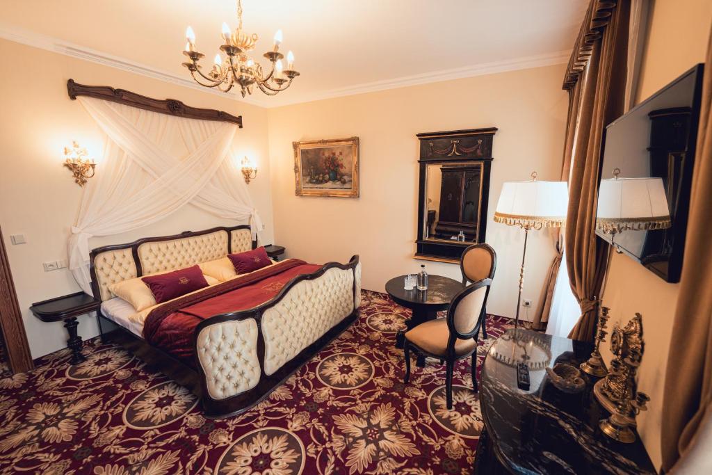 Postel nebo postele na pokoji v ubytování Hotel Svatojánský Dvůr