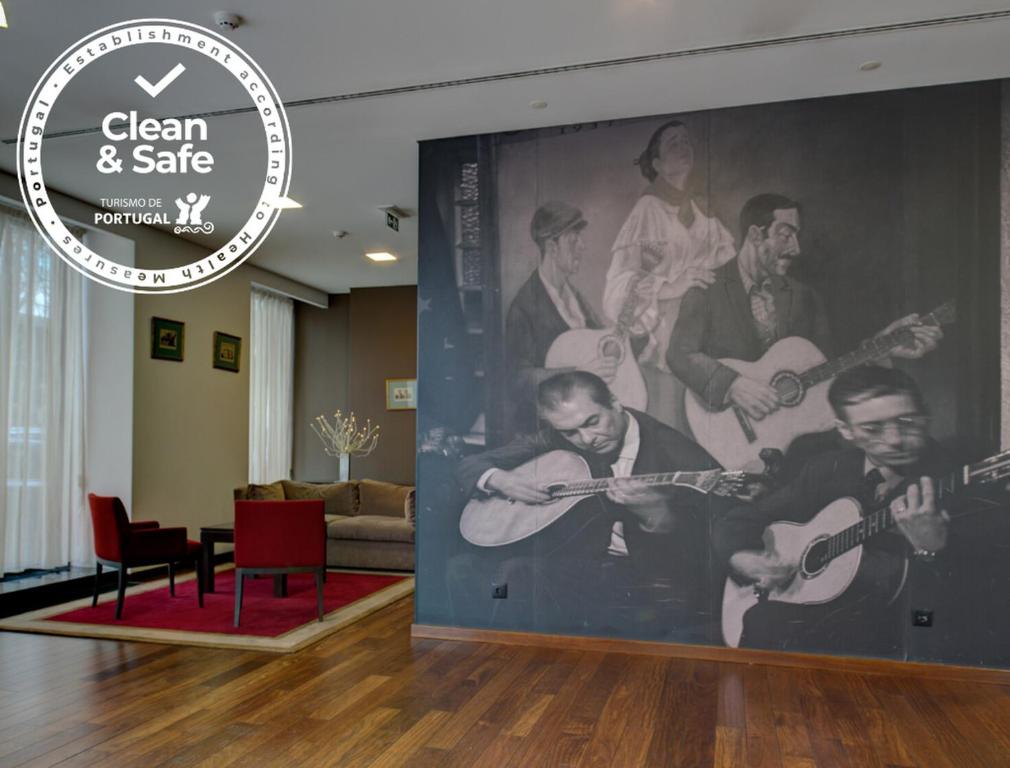 een muurschildering van een groep mannen die gitaar spelen bij VIP Executive Saldanha in Lissabon