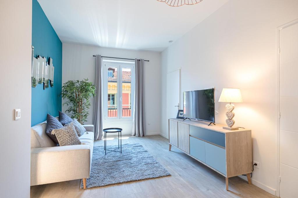 un salon avec un canapé et une télévision dans l'établissement 3 FODERE - Magnifique 2 pièces - Quartier du Port - Dernier étage, à Nice