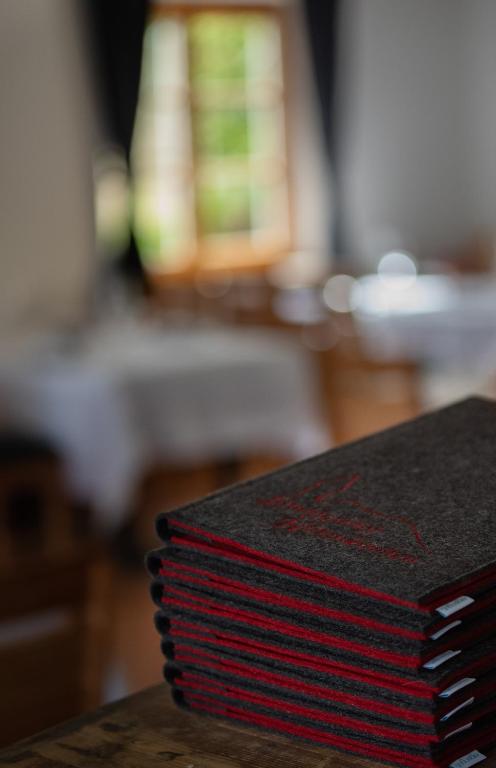 Postel nebo postele na pokoji v ubytování Landgasthof Hittenkirchen