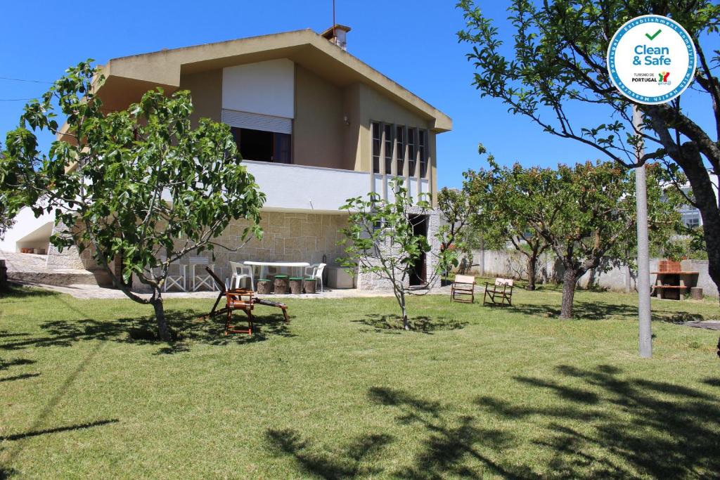een gebouw met een tafel en stoelen in een tuin bij Vivenda MiraSerra in Santana