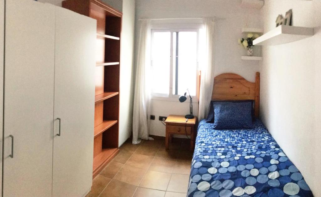 Postel nebo postele na pokoji v ubytování WIFI TENERIFE SUR GUEST HOUSE