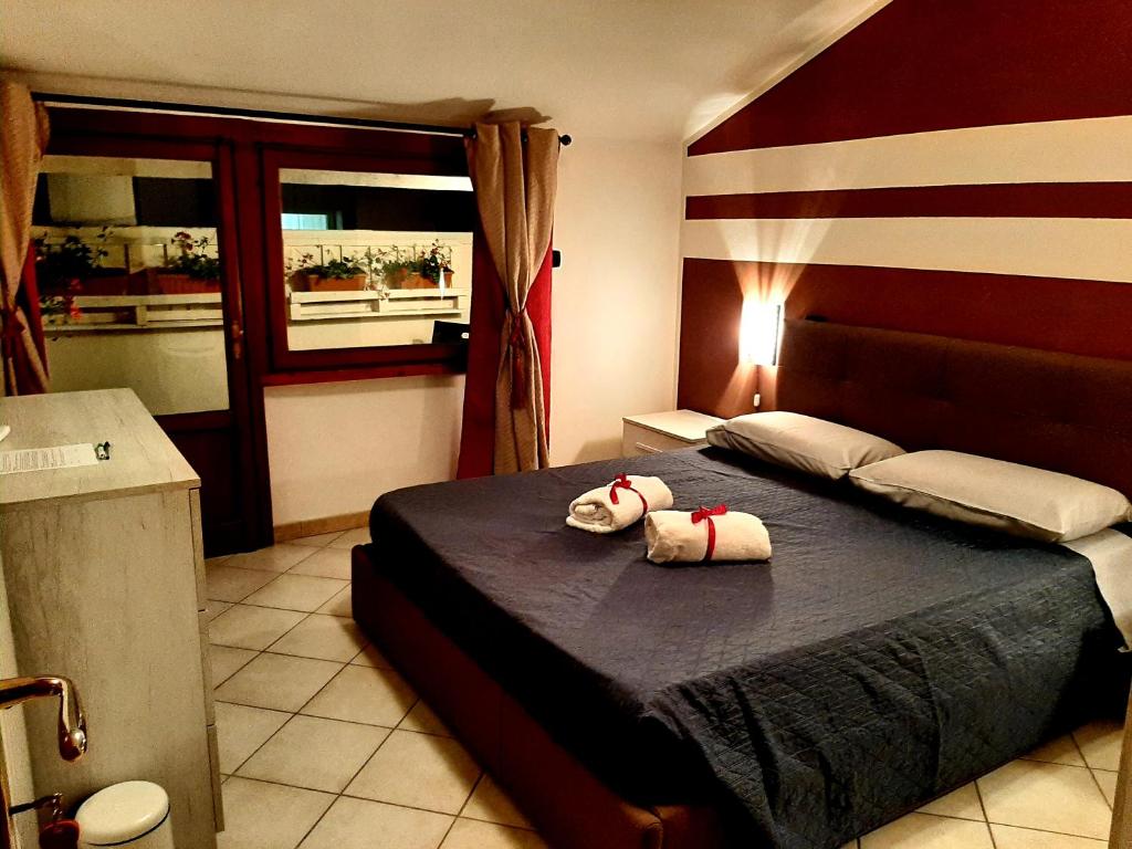 ein Schlafzimmer mit einem Bett mit zwei ausgestopften Tieren darauf in der Unterkunft Risorgimento in Avezzano