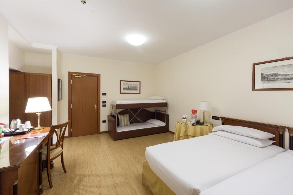 Łóżko lub łóżka w pokoju w obiekcie Ramada by Wyndham Naples