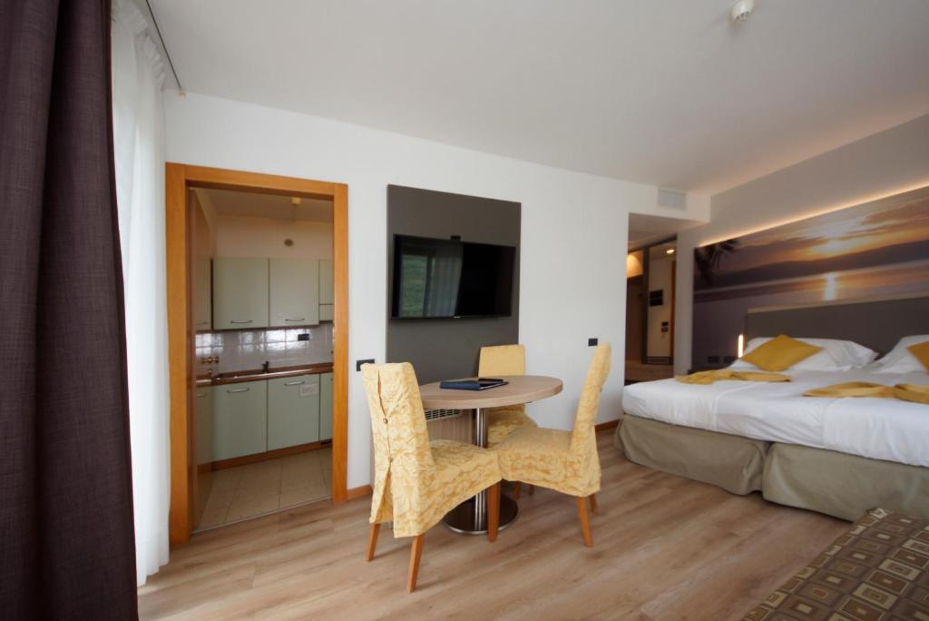 Postel nebo postele na pokoji v ubytování Ambassador Suite Hotel