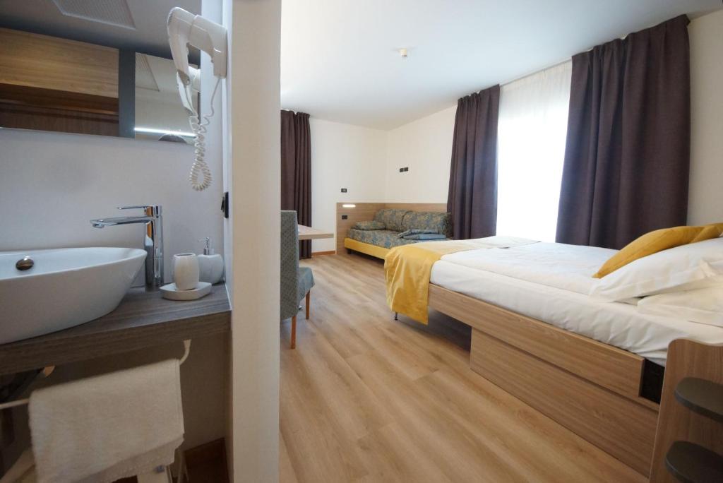 Postel nebo postele na pokoji v ubytování Ambassador Suite Hotel