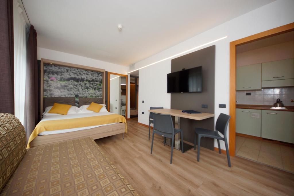 Postel nebo postele na pokoji v ubytování Ambassador Suite Hotel