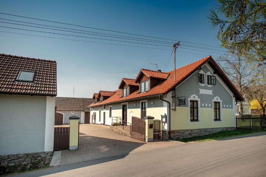 ein weißes Haus mit orangefarbenem Dach auf einer Straße in der Unterkunft Penzion Orlov in Příbram