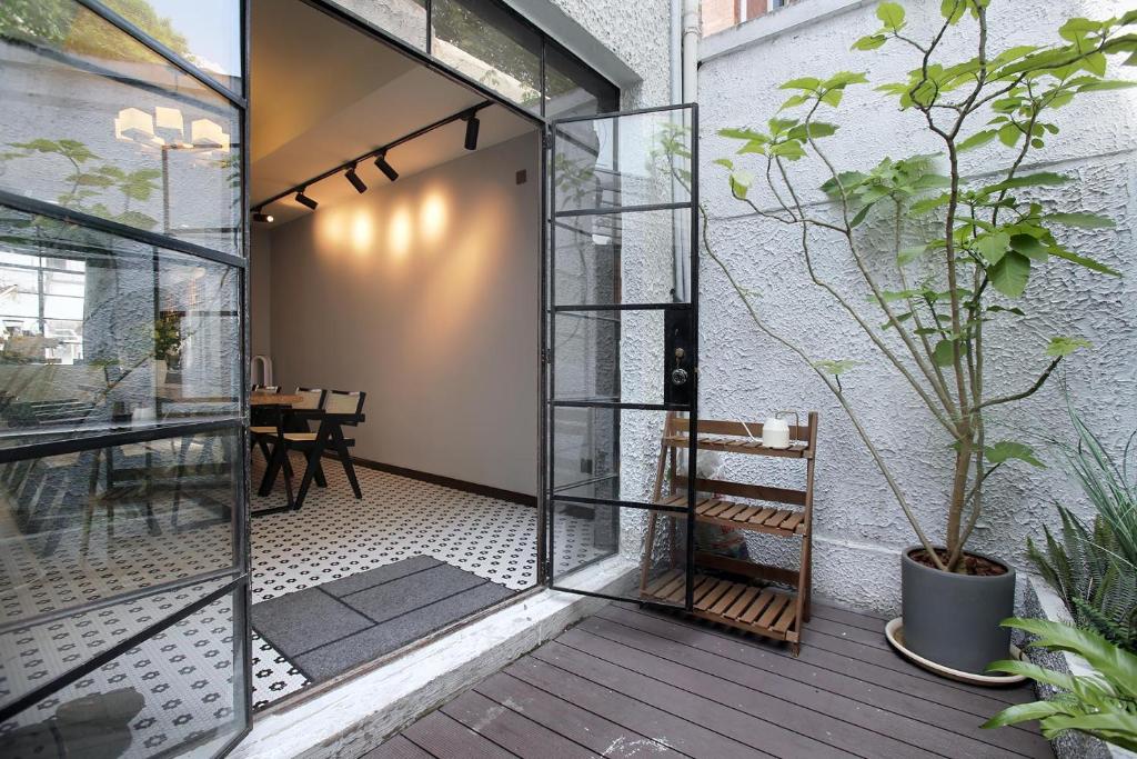 Balkón nebo terasa v ubytování Shanghai Downtown Hills Boutique Guesthouse - Near Metro Line 7, Exit 3, Changping Road