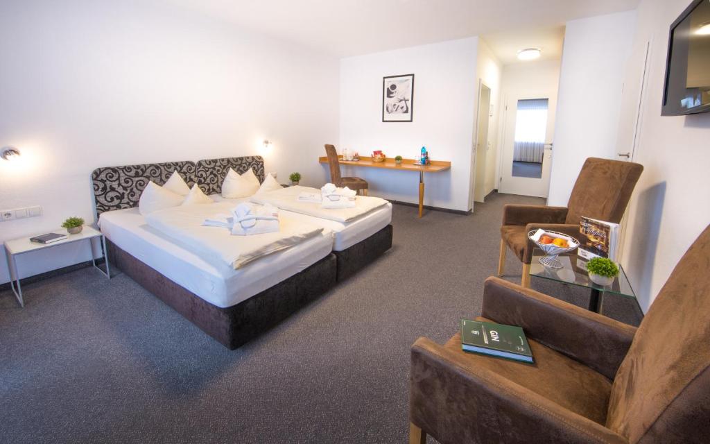 Postel nebo postele na pokoji v ubytování Hotel Am Kurpark Späth