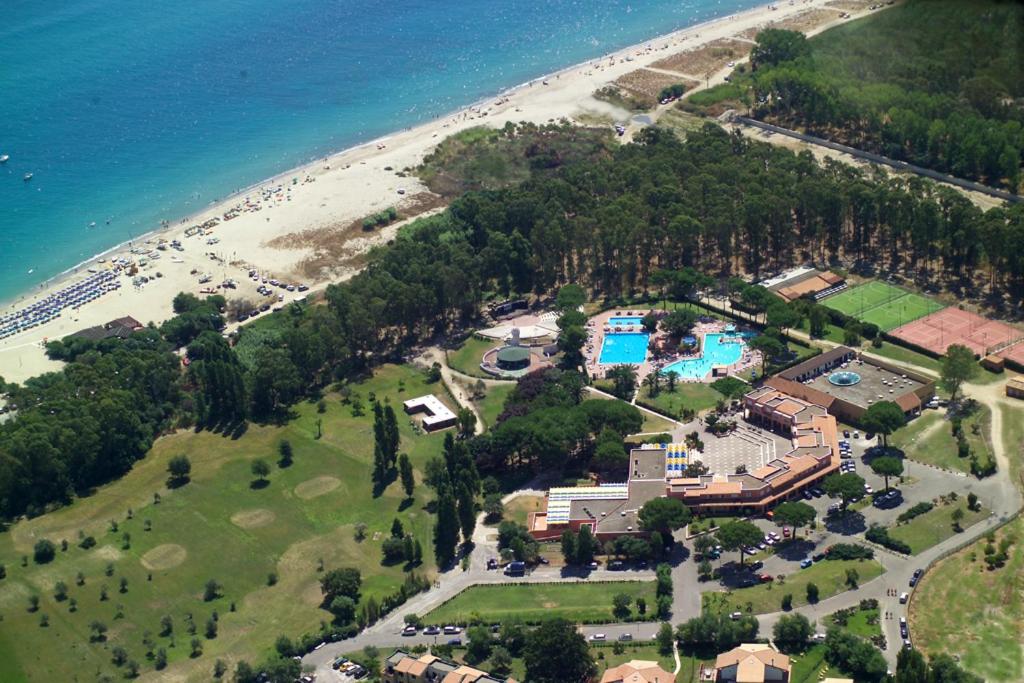- une vue aérienne sur un complexe à côté d'une plage dans l'établissement Villaggio Santandrea Resort, à SantʼAndrea Apostolo dello Ionio