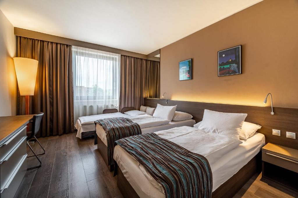 Łóżko lub łóżka w pokoju w obiekcie Expo Hotel