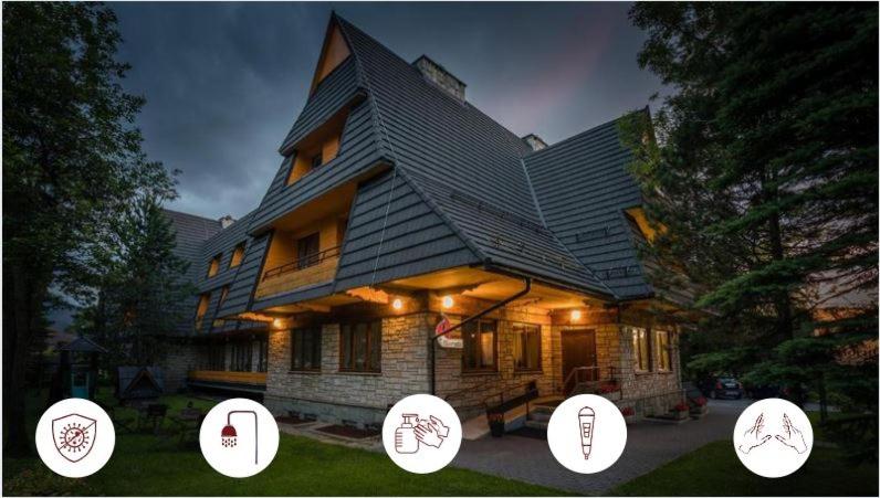 een huis met wat frisbees ervoor bij Hotel Boruta in Zakopane