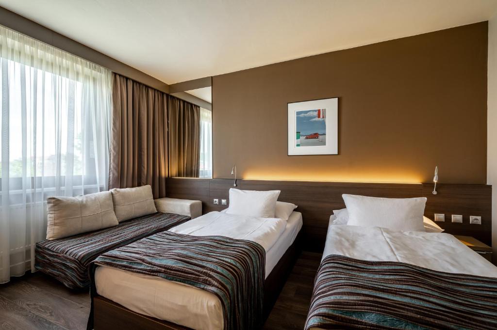 Łóżko lub łóżka w pokoju w obiekcie Expo Hotel