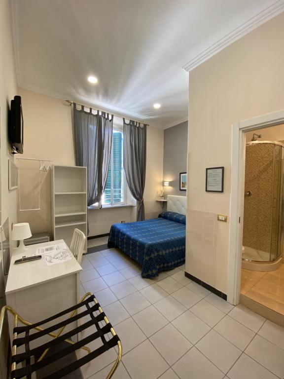ローマにあるエバーグリーンのベッドとバスルーム付きのホテルルームです。