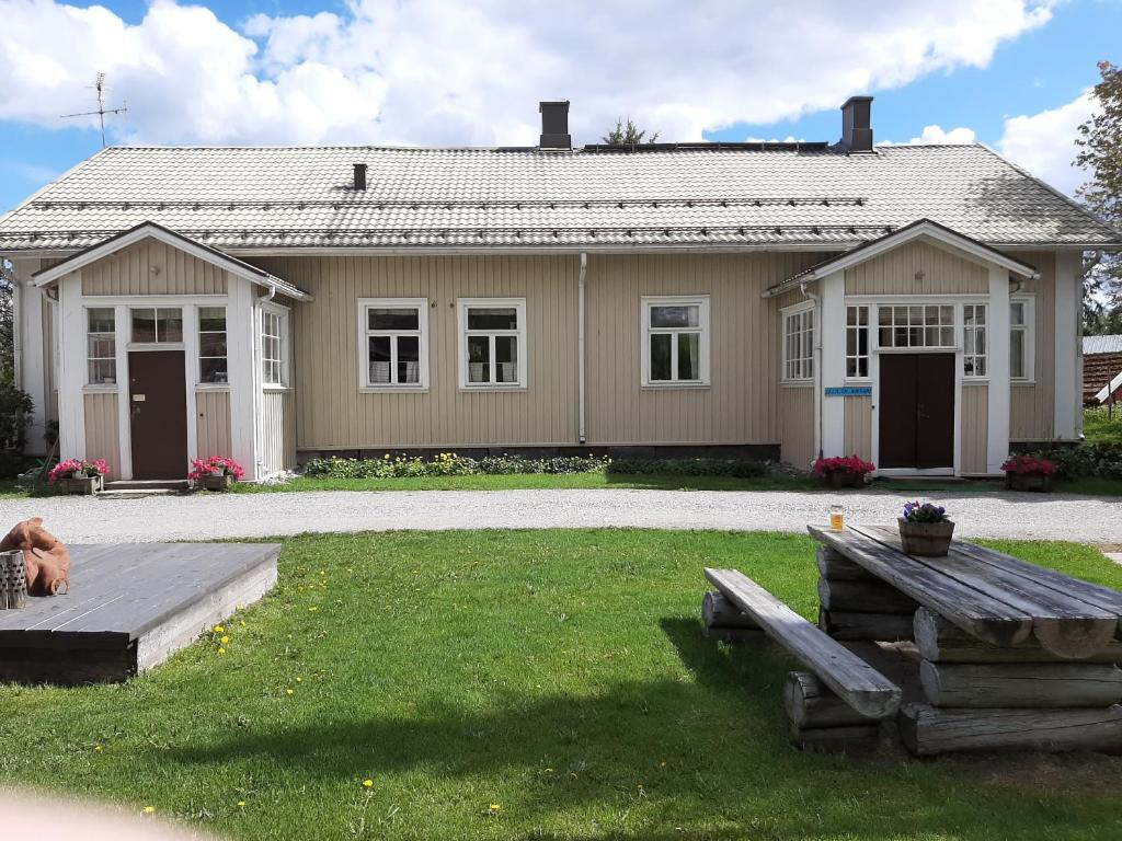 una casa con un gran patio delante de ella en Ellilän Kievari, en Toijala