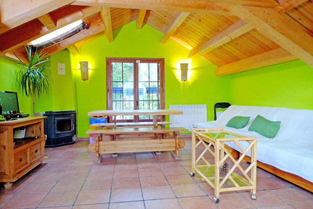 - un salon avec des murs verts et un canapé blanc dans l'établissement 2 bedrooms house with balcony and wifi at Belsierre, à Belsierre