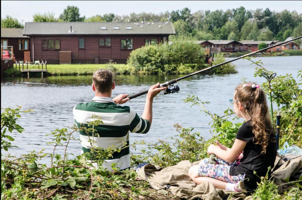Výhled na řeku, která protéká v blízkosti chaty
