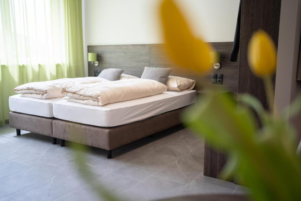 Postel nebo postele na pokoji v ubytování eee Hotel Liezen