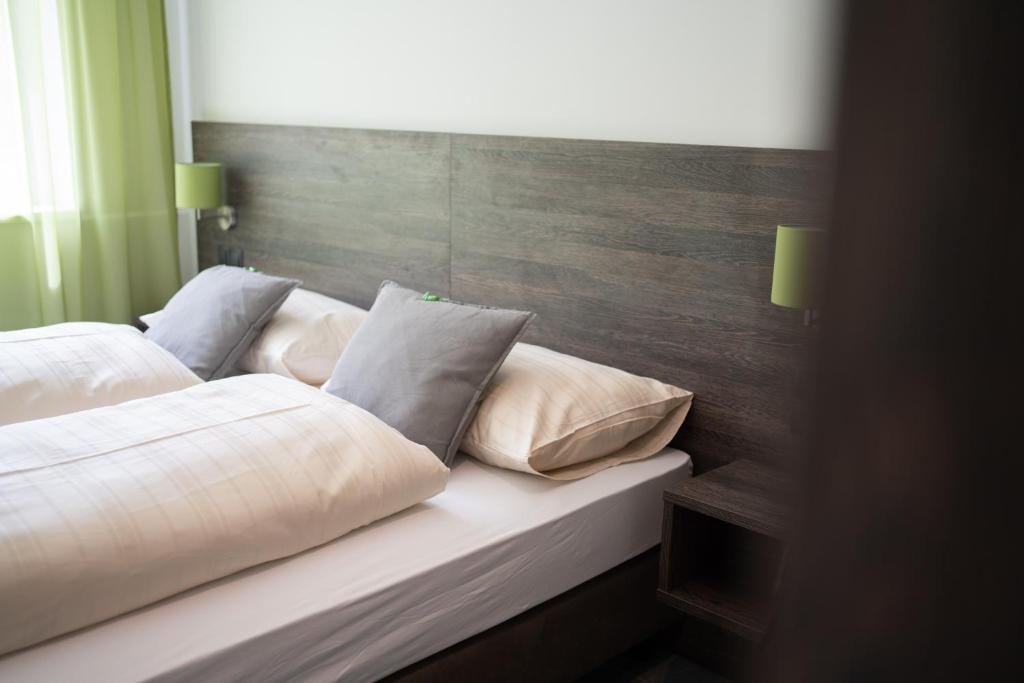 Postel nebo postele na pokoji v ubytování eee Hotel Liezen