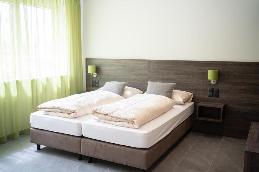Postel nebo postele na pokoji v ubytování eee Hotel Liezen