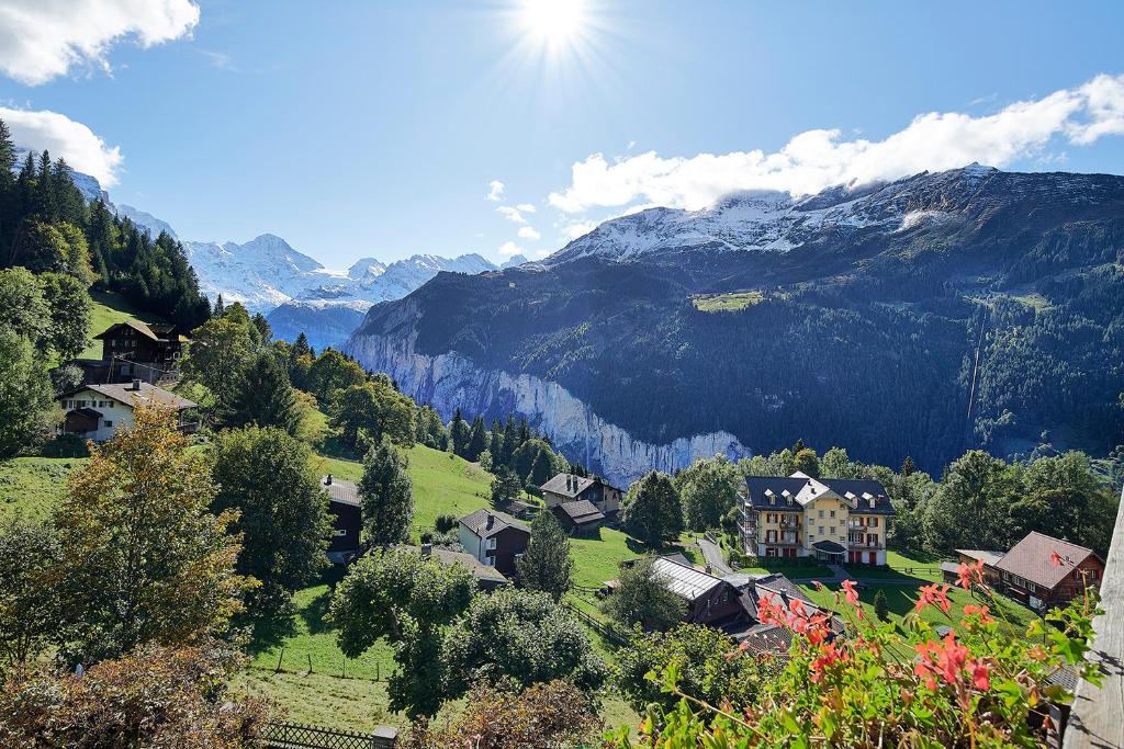 翁根Hotel Alpenrose Wengen - a family affair since 1881的山 ⁇ 的村庄