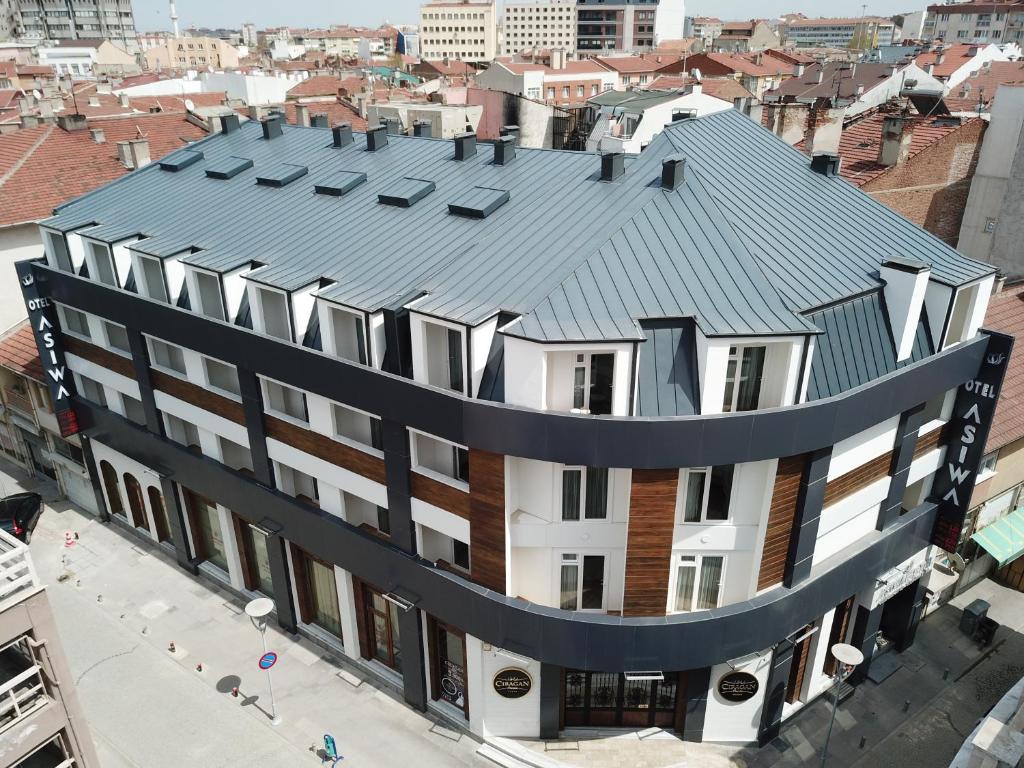 widok na budynek z metalowym dachem w obiekcie ASİWA HOTEL w mieście Eskişehir