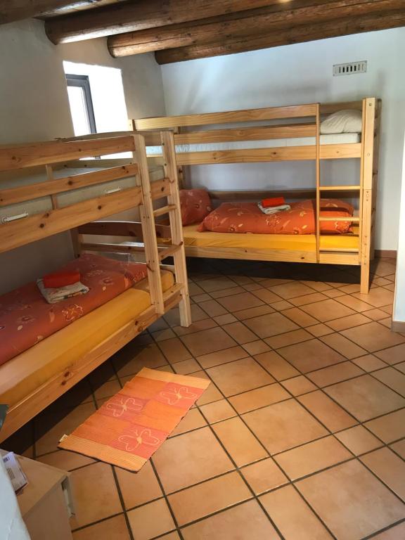 Bunk bed o mga bunk bed sa kuwarto sa Ostello Orgnana